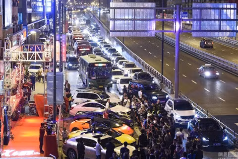 Một lượng lớn người dân tập trung quanh CLB khiến giao thông bị tắc nghẽn.