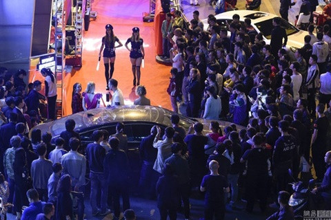 Trước một CLB ô tô sang trọng ở thành phố Thái Nguyên, tỉnh Sơn Tây, Trung Quốc, người dân chen chúc xem những người mẫu nữ diện trang phục cảnh sát.