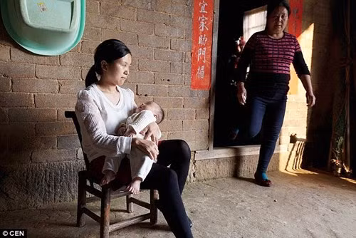 Chi phí cho cuộc đại phẫu này có thể lên đến hàng trăm nghìn nhân dân tệ, một số tiền quá lớn đối với gia đình bố mẹ em bé bị dị tật thừa ngón.