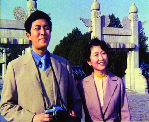 3. Đường Quốc Cường Năm 1979, Đường Quốc Cường nổi lên nhờ thủ vai chính trong Tiểu Hoa. Cùng năm đó ông kết hôn với Tôn Đào. Chẳng bao lâu sau, ông ngoại tình và đòi bỏ vợ để chạy theo tình mới. Vì Tôn Đào không chịu ký tên li hôn, Đường Quốc Cường liền uy hiếp cô: "Nếu không kí tên để giải quyết trong yên tĩnh thì tôi sẽ phá hết mọi thứ của cô, tống cổ cô vào bệnh viện tâm thần". Không chỉ vậy ông còn khóa tài khoản ngân hàng của Tôn Đào để ép buộc cô. Vì sự bạc bẽo của chồng mà Tôn Đào mắc chứng trầm uất nặng rồi tự tử trong nhà vệ sinh ở nhà bố mẹ.