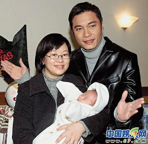 5. La Gia Lương Sau khi hợp tác với Quách Thiện Ni trong Cảnh Sát Mới Ra Trường, La Gia Lương liền rơi vào lưới tình người đẹp này bất chấp việc mình đã có gia đình. La Gia Lương lấy lí do "tìm kiếm tự do" để bỏ rơi người vợ đã theo mình suốt 28 năm và bỏ qua mọi người đàm tiếu của khán giả. Chỉ nửa năm sau đó anh chàng lại rơi vào lưới tình với nữ diễn viên đại lục Tô Nham và bị chỉ trích nặng nề vì sự vô tình, bạc bẽo.