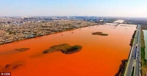 Từ ngày 12/4 vừa qua, nước sông Zhongting tại thị xã Bá Châu, tỉnh Hà Bắc (TQ) đột ngột chuyển sang màu đỏ mà không rõ nguyên nhân, khiến cư dân địa phương bàng hoàng. Người dân địa phương rất lo lắng và cho rằng, chất thải công nghiệp chính là nguyên nhân xảy ra hiện tượng hiếm thấy này. Nhìn dòng sông đang bình thường bỗng hóa đỏ như máu này, nhiều người cũng không dám đến gần vì sợ độc hại. Điều đáng nói là con sông đột ngột đổi màu và không hề có dấu hiệu báo trước.