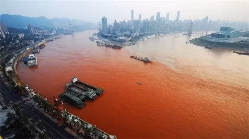 Đã có nhiều lời giải thích cho hiện tượng kì lạ này, còn theo giới chức Trung Quốc, nguyên nhân có thể do nước thải công nghiệp và phù sa từ các trận lũ thượng nguồn là “thủ phạm”.