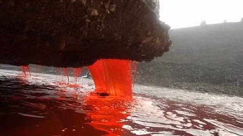 Tháng 12 năm 2011, sông Tiên Giang chảy qua thành phố Lạc Dương, tỉnh Hà Nam, miền bắc Trung Quốc đã chuyển thành màu đỏ như màu máu khiến Người dân vô cùng sợ hãi.