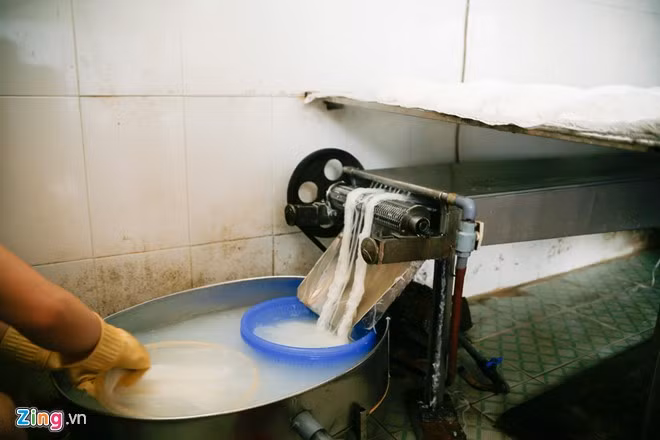 Với việc đầu tư cả trăm triệu cho dây chuyền, người thợ cũng tiết kiệm được nhiều thời gian, công sức, đặc biệt phù hợp với những xưởng lớn. Nhất là thợ phải thức dậy từ lúc 2-3h để kịp cho mẻ bún đầu tiên trong ngày.