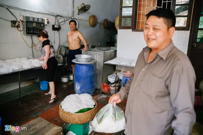 Anh Hùng, một khách hàng đến mua bún trực tiếp tại cơ sở sản xuất. Anh chia sẻ, bún tại các hộ làm theo đơn đặt hàng nên đôi lúc hàng xóm sang mua cũng không còn.