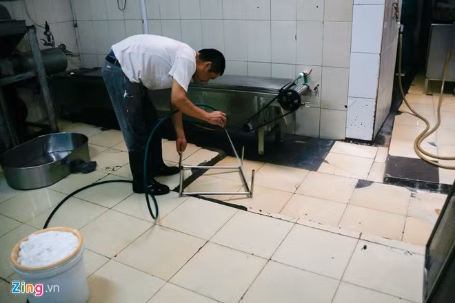 Anh Mến vệ sinh lại dụng cụ sau khi xong việc. Anh cho biết, quy trình vệ sinh kéo dài tới 2 tiếng đồng hồ để bột không đọng lại trong mẻ bún, sẽ gây chua.