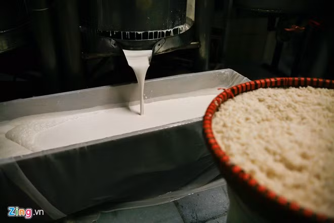 Sau khi xay, gạo có màu trắng sữa, đó là lúc đạt tiêu chuẩn.