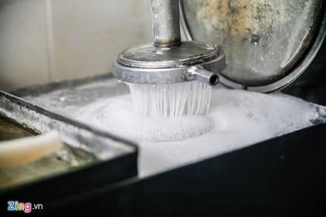 Những sợi bún trắng tinh được nấu ra sau đó chưa tới vài phút. Người làm cho biết, một xưởng làm bún lớn ở Phú Đô mỗi ngày xuất ra thị trường từ 1 đến 2 tấn bún.