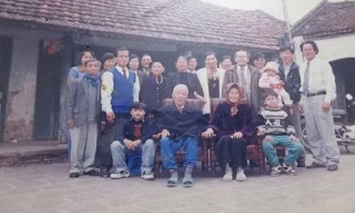 Các thành viên gia đình ông Hoàng Văn Nghị. Ảnh: Ngọc Thi (chụp từ màn hình).