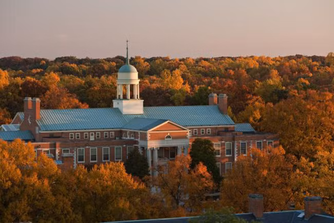 4. Đại học Wake Forest – Winston, NC được mệnh danh là nơi có mùa thu đẹp nhất nước Mỹ. Khu vườn Reynolda trong khuôn viên một trong những trường đại học đẹp nhất thế giới có hệ thực vật phong phú, những con đường mòn lát bằng sỏi và vỏ sò tuyệt đẹp.