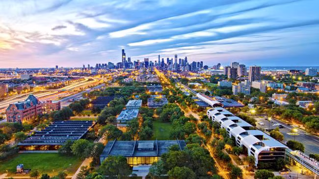 2. Viện Công nghệ Illinois – Chicago là 1 trường đại học tư nhân nằm cách trung tâm thành phố Chicago khoảng 3 dặm về phía nam. Các tòa nhà được thiết kế theo phong cách đơn giản nhưng vô cùng sang trọng bằng chất liệu thép và kính lộ thiên. Nơi đây được bình chọn là 1 trong 200 công trình kiến trúc quan trọng nhất Hoa Kỳ.