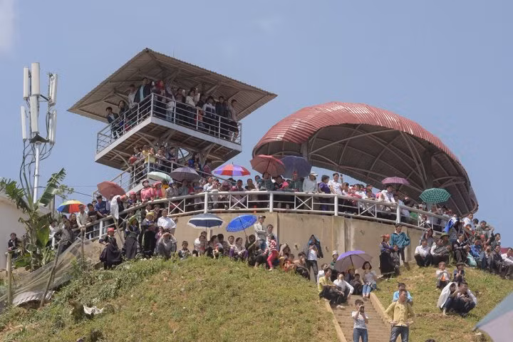 Đông đảo du khách thập phương tham gia Festival dù lượn "Bay trên mùa nước đổ 2017".