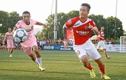 Ca sĩ Tuấn Hưng thuộc top sao Việt là tín đồ của bóng đá. Anh từng tham gia tập luyện ở đội trẻ của Thể Công. Hiện tại, bóng đá vẫn là niềm đam mê của Tuấn Hưng. Ngoài việc thường xuyên ra sân, tham gia bình luận bóng đá trên truyền hình, Tuấn Hưng còn thành lập đội bóng HAT.