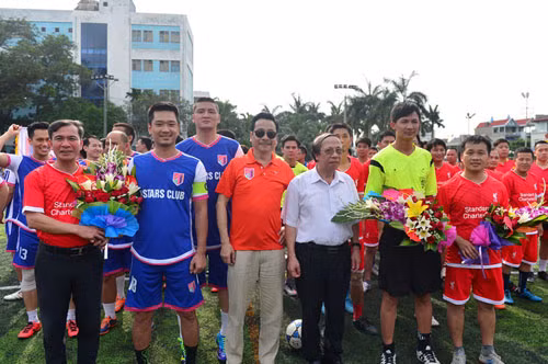 Ngoài đời, NSND Hoàng Dũng là một người mê bóng đá. Mới đây, ông cùng nhiều diễn viên của Người phán xử tham gia một buổi bóng đá từ thiện gây quỹ cho trẻ em nghèo.