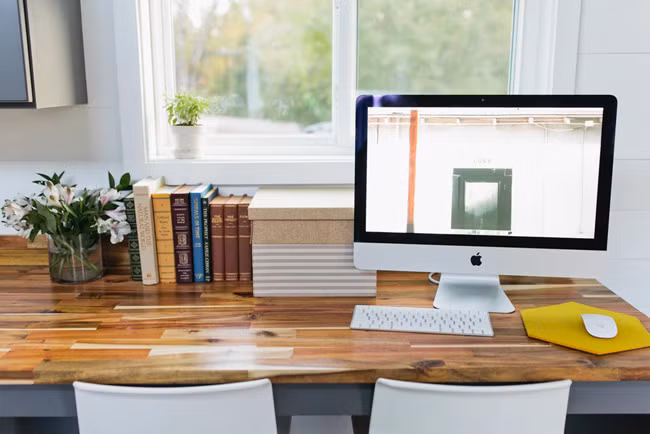 Bàn làm việc nối liền với bàn bếp, có thể được sử dụng làm bàn ăn khi cần thiết.