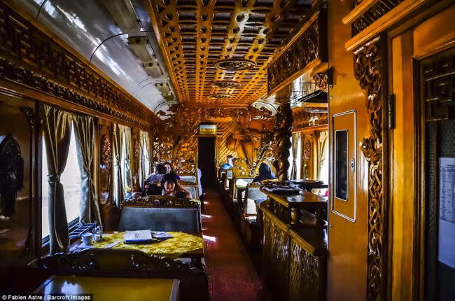 Hành trình đưa du khách qua những địa danh nổi tiếng nhất thế giới như Vạn Lý Trường Thành ở Trung Quốc và sa mạc Gobi ở Mông Cổ. Bức ảnh này chụp toa hạng nhất của đoàn tàu.