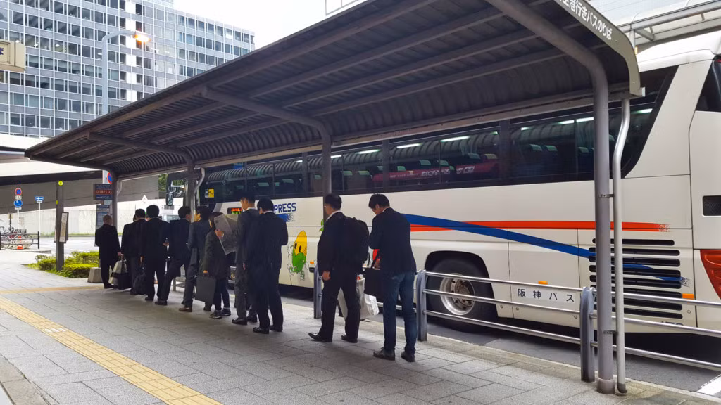 Người dân Nhật Bản xếp hàng bất kỳ ở nơi nào: khi lên xe buýt, tàu điện ngầm, tàu siêu tốc, khi tính tiền trong siêu thị, đi vệ sinh nơi công cộng… Từ nhỏ, trẻ em Nhật cũng được dạy cách đi theo hàng trên phố và xếp hàng ở các dịch vụ công cộng. Những điểm xếp hàng này đều có vạch kẻ hướng dẫn chỗ đứng, không cản lối đi lại của người khác. Trong ảnh là cảnh xếp hàng lên xe buýt đi làm buổi sáng của nhân viên công chức Nhật Bản vào khoảng 7h.