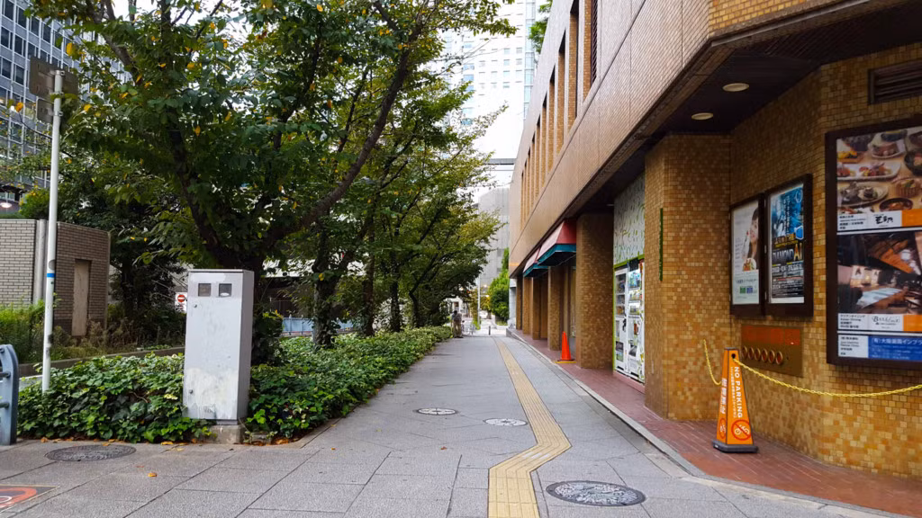 Làm việc vào buổi sáng sớm thường là những người lao công quét đường, tưới cây và người vận chuyển. Tuy nhiên, do ý thức của người dân Nhật về việc bảo vệ môi trường khá cao, bạn rất ít gặp người lao công làm việc trên đường phố.