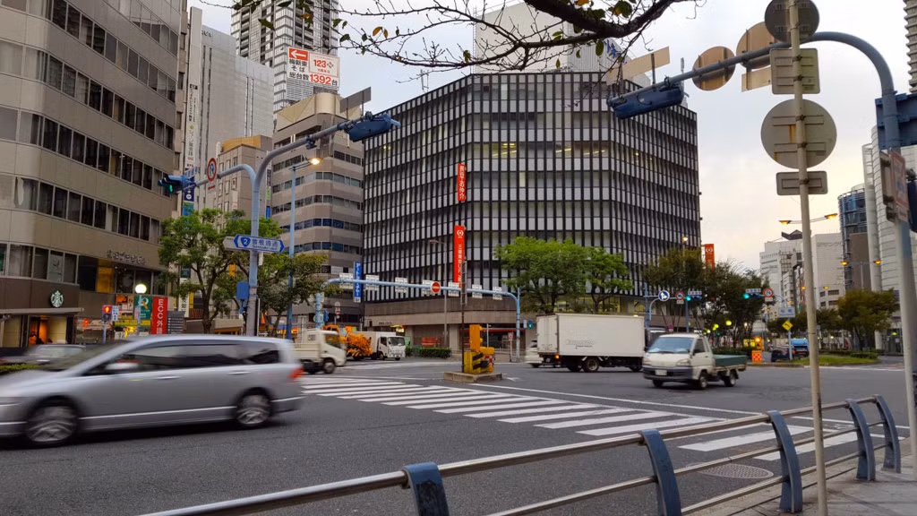 Xe cộ cũng tương đối thưa thớt, chủ yếu là các loại xe tải chạy giao hàng.