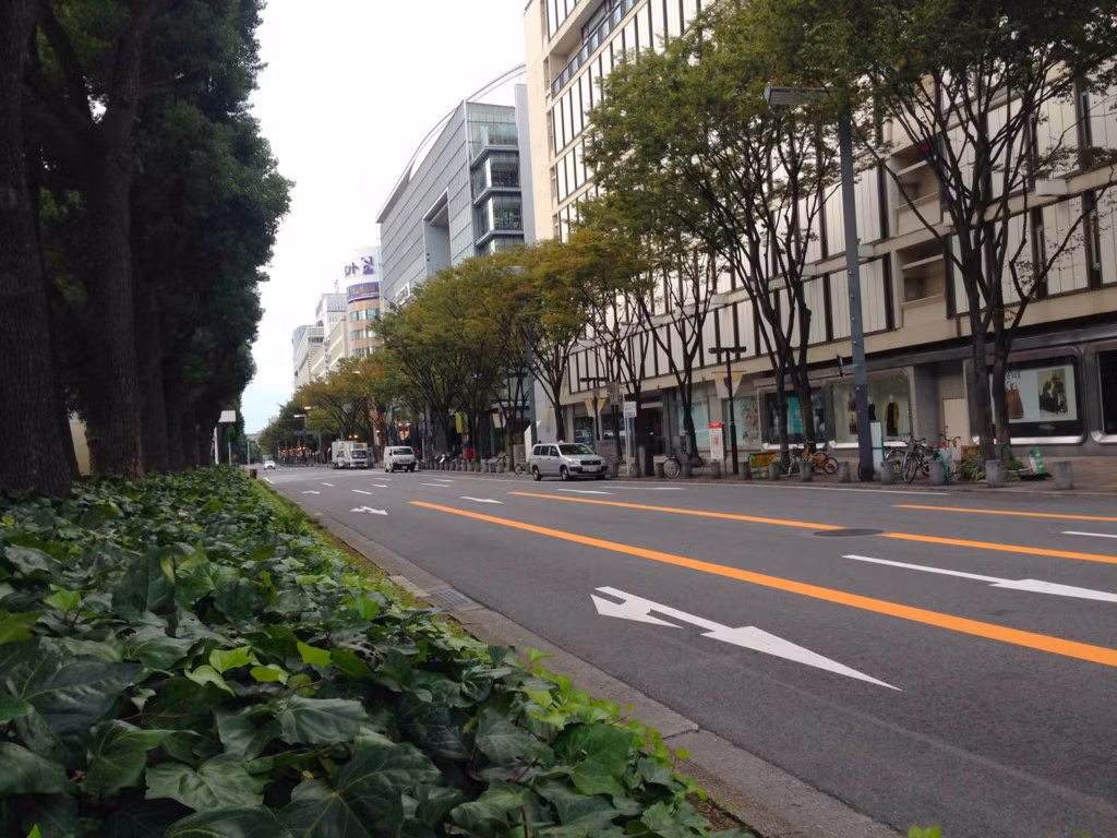 Khu phố rộng thênh thang nhưng còn sớm nên rất ít xe đi lại.