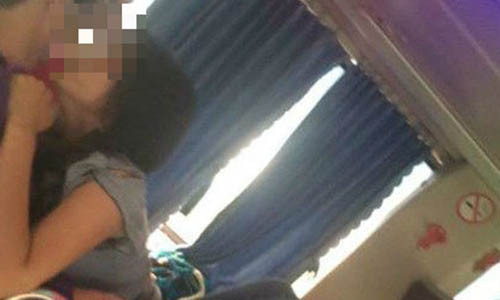 Bức ảnh ghi lại hành động phản cảm của cặp đôi đang khiến nhiều người bức xúc.