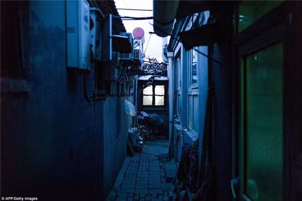 Những con hẻm nhỏ nằm giữa những ngôi nhà san sát nhau.