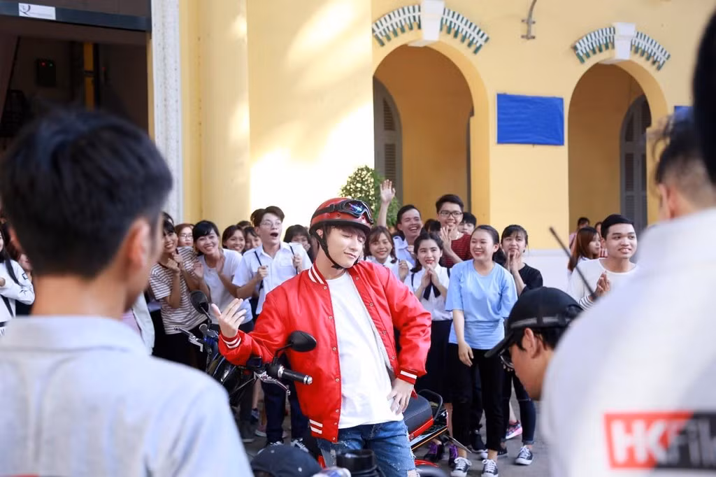 Tuy mệt mỏi với lịch trình kéo dài cả ngày, Tùng và dàn diễn viên quần chúng vẫn luôn giữ sự vui tươi, giàu năng lượng trong từng khung hình. Đối tượng khách hàng của PEGA là học sinh trung học nên việc lựa chọn Sơn Tùng năng động, linh hoạt làm đại sứ rất hợp lý.