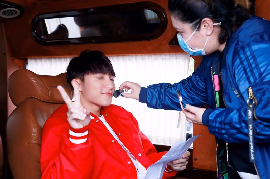 Giọng ca Lạc trôi tranh thủ nghỉ ngơi để nạp lại năng lượng; đồng thời ôn lại kịch bản cho phân cảnh tiếp theo. Cùng lúc đó, anh chàng liên tiếp tạo dáng chụp ảnh với nhiều biểu cảm khác nhau.