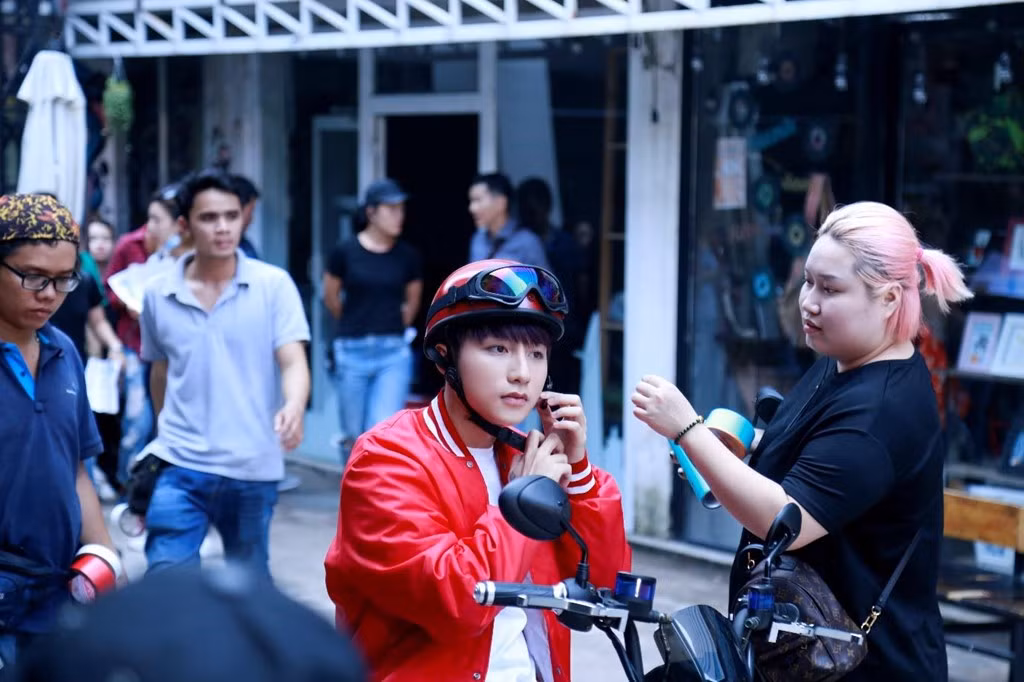 Dù thời tiết bắt đầu nóng bức, Sơn Tùng lẫn ê-kíp đều nghiêm túc làm việc. Từng chi tiết nhỏ trên trang phục của anh được chăm chút cẩn thận.
