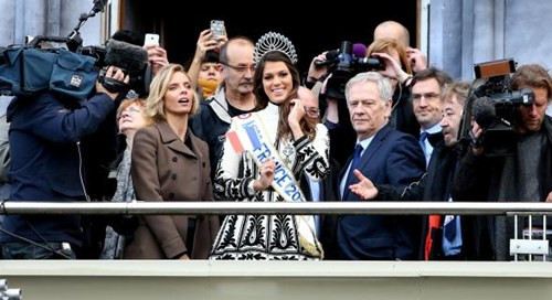 Ngay sau khi đăng quang, Iris đã về thăm quê tại Nord-Pas de-Calais.