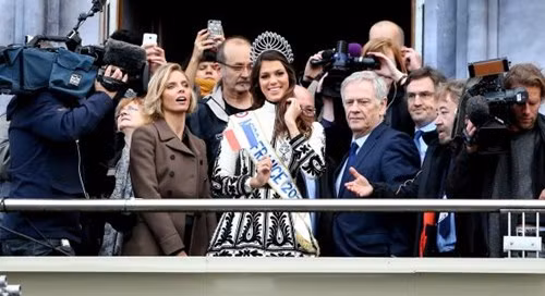 Ngay sau khi đăng quang, Iris đã về thăm quê tại Nord-Pas de-Calais.