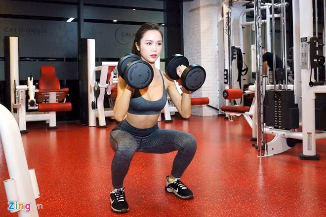 Ngọc Anh thường xuyên thay đổi các bài tập, tập trung luyện cho vòng hai, ba và tăng dần độ khó của các bài tập để đạt được số đo như ý. Năm qua, người đẹp cũng hướng dẫn độc giả Zing.vn series bài tập để tăng size vòng 3. Ảnh: Mạnh Thắng.