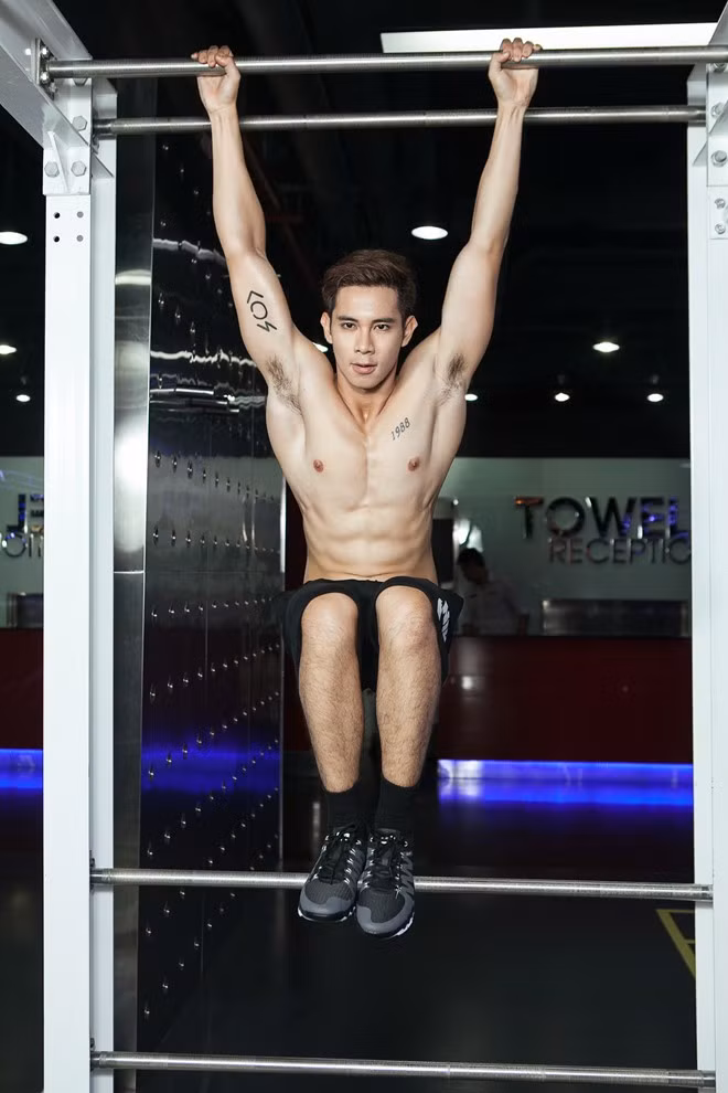 Hồ Vĩnh Khoa: Là mỹ nam sở hữu body đẹp, 6 múi, năm qua, "hot boy nổi loạn" vẫn kiên trì tập luyện và lên chế độ dinh dưỡng để giữ vóc dáng. Nam diễn viên dành nhiều thời gian cho các bài tập về phần vai, ngực, bụng. Ảnh: Angie Ngô.