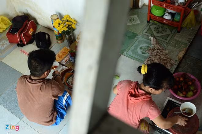 Kể từ cuộc gặp gỡ hôm ấy, chàng trai 26 tuổi chăm chỉ bán vé số ở khu vực quận 12 hơn. Mỗi ngày, anh đều phải ghé qua chỗ người con gái mới quen để nói vài ba câu chuyện rồi mới đi làm. "Bữa nào ngang qua mà không thấy Đào ngồi bán, trong lòng tôi lại cảm thấy bất an", anh Lượng chia sẻ. Và cứ sau mỗi lần gặp nhau đó, tình cảm của hai người lại càng thêm thân mật hơn.