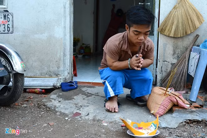 Anh kể, lâu lâu lại lấy chiếc xe đạp cà tàng của mình qua rủ chị Đào đi uống cà phê hoặc chở cô bạn gái cùng cảnh ngộ loanh quanh ở một góc công viên nào đó. "Cũng trong một dịp đi chơi ở vườn hoa, anh ấy nắm lấy tay tôi rồi hỏi có chấp nhận lấy anh làm chồng không? Lúc đấy thật sự tôi rất bất ngờ và vui sướng, nhưng vì nghĩ đến tương lai sau này nên tôi không dám gật đầu đồng ý mà chỉ bảo anh cho thời gian suy nghĩ", chị Đào kể.
