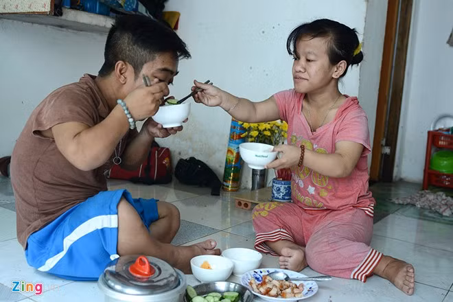 Trước tình yêu chân thành của anh Lượng, sau một thời gian dài, Đào bắt đầu rung động và không còn lý do để từ chối. Chị chủ động nhắn tin, gọi điện rủ anh đi uống nước nói chuyện. "Khổ thì cũng đã khổ rồi, giờ gánh thêm chút cực nhọc nữa cũng chẳng sao. Dù sao có thêm người bầu bạn, chăm sóc lẫn nhau lúc ốm đau cũng tốt", chị Đào tâm sự.