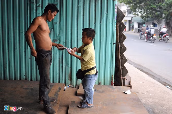 Anh Lượng cho biết, từng gắn bó với chiếc xe đạp trong 10 năm rong ruổi khắp các con đường Sài Gòn để bán vé số. Trong một ngày giữa tháng 9/2014, trong khi đang hành nghề ở quận 12, anh vô tình gặp chị Đào ngồi bán vé số bên vỉa hè. Kể từ đó hai người quen nhau và nên duyên sau này. "Người lùn như tôi thì gặp nhiều rồi, nhưng lần đầu gặp Đào có cảm giác rất khác. Tôi thấy cô ấy hiền hiền nên càng thương hơn", anh Lượng chia sẻ.