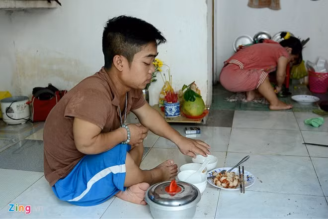 Kể từ lúc chị Đào từ chối lời đề nghị, anh Lượng không nói thêm lần nào nữa mà chỉ thể hiện tình cảm bằng hành động. Mỗi khi trái gió trở trời, Đào bị ốm đau nhất là lúc nửa đêm, chàng trai sinh năm 1989 lại đạp xe từ quận Tân Bình qua quận 12 (khoảng 13 km) để đưa cho chị thuốc hạ sốt, mua tô cháo nóng tới ép chị ăn, uống thuốc, xong xuôi mới đạp xe về.