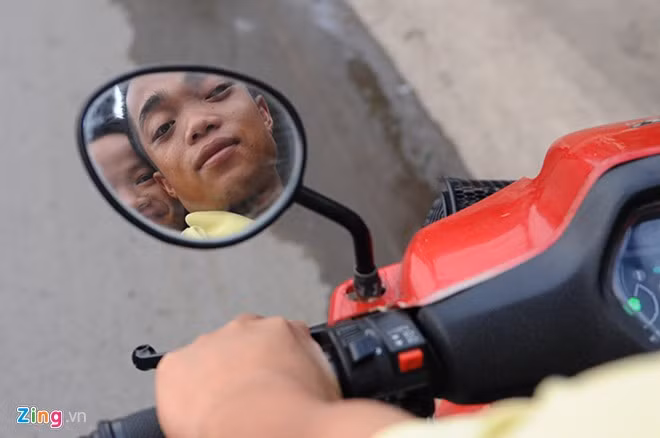 Kể từ đó, hai vợ chồng anh vẫn tiếp tục hành nghề bán vé số dạo kiếm sống qua ngày. Từ ngày được người bạn bán rẻ cho chiếc xe máy cũ nên việc đi lại cũng đỡ vất vả hơn. Mong ước lớn nhất của anh chị là có một đứa con lành lặn dù có vất vả bao nhiêu cũng chấp nhận.