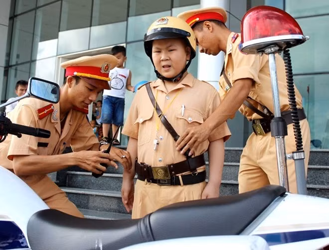 Cậu bé 11 tuổi và mơ ước trở thành cảnh sát trở thành hiện thực. Ảnh: Đoàn Nguyên.