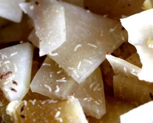 "Mứt... dòi". Ảnh: Công an nhân dân