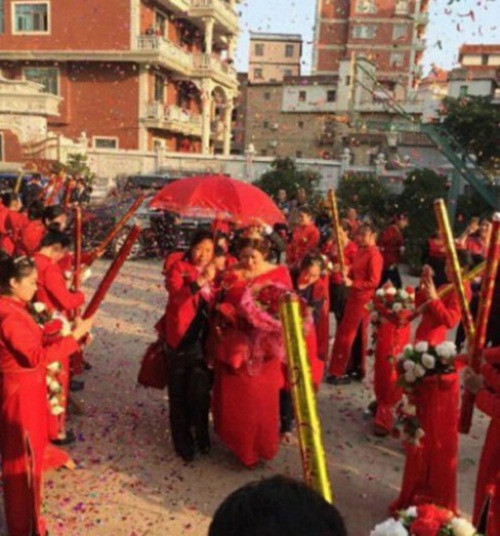 Hình ảnh về đám cưới bạc tỷ gây xôn xao dư luận Trung Quốc.