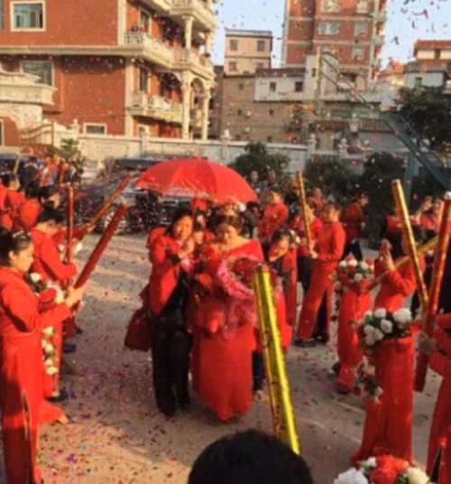 Hình ảnh về đám cưới bạc tỷ gây xôn xao dư luận Trung Quốc.