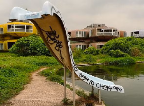 Nhung cai chet bi an o khu nghi duong UFO bo hoang-Hinh-2