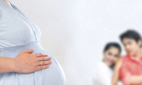 Chong moc noi dua vo di de thue kiem tien ty