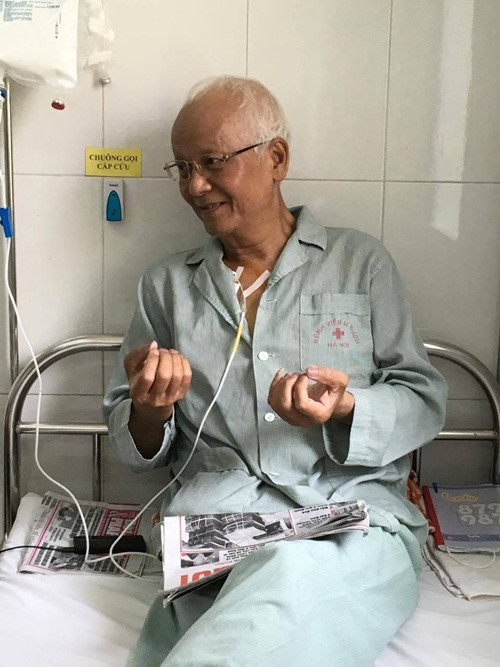 Dien vien Duy Thanh doi dien voi hai can benh ung thu