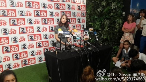 Cô gái Thái khóc lóc, tại buổi họp báo.