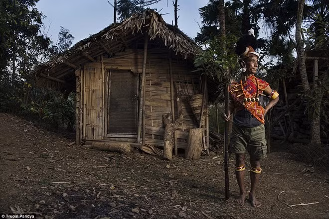 Trước kia, những ngôi nhà được trang trí bằng sọ người. Sau đó, người Konyak chuyển sang theo Thiên Chúa giáo và chấm dứt truyền thống này.