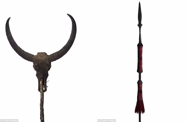 Thời xưa, lao là vũ khí dùng trong các cuộc săn đầu người, nhưng giờ được coi như trang sức, biểu tượng cho niềm tự hào.